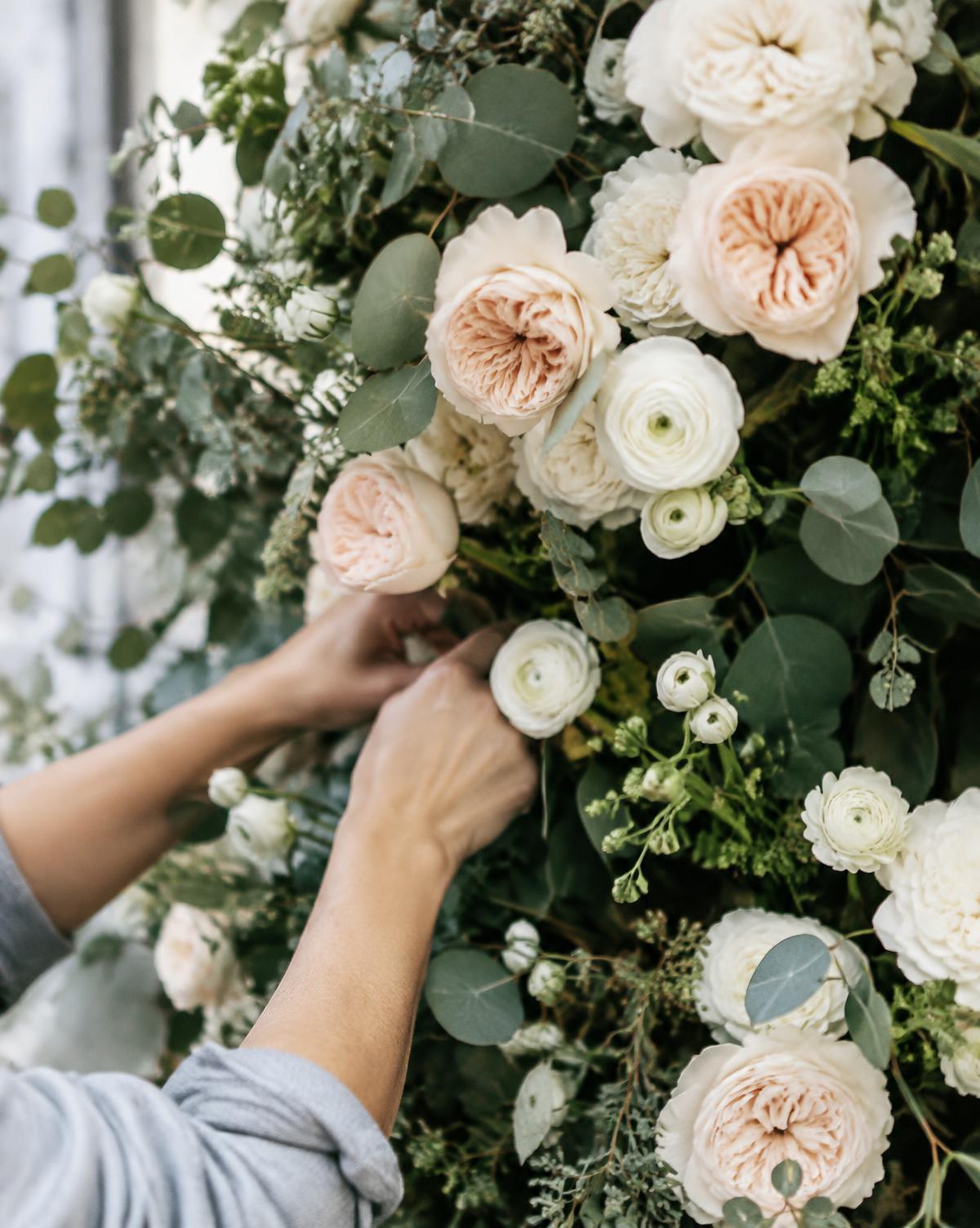 Florista construyendo una instalación floral escultórica