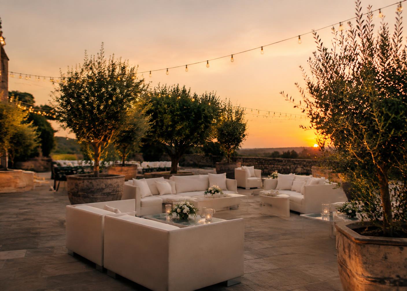 Evento en terraza con jardín durante la hora dorada